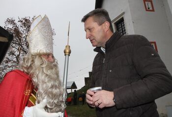 Miklavž razveselil Komendo na Miklavževem sejmu