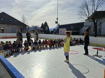 Uspešen začetek Zimskega vrtiljaka s Piko Nogavičko