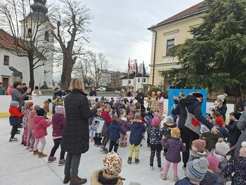 Še bolj razigrano dopoldne Zimskega vrtiljaka z nerodno Avguštino