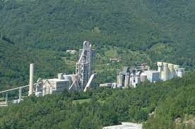 Rušenje objektov v stari cementarni z miniranjem - mlinica cementa s filtri, skladišča ter pakirnice cementa