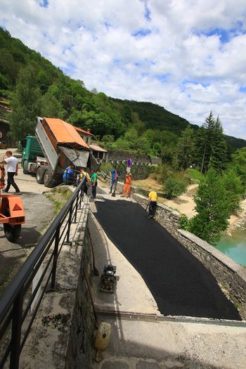 Dolgoletna želja krajanov Kanala, po odstranitvi telefonskega visečega kabla, se je uresničila