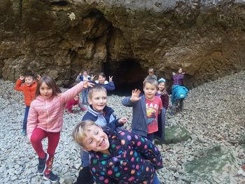 MED SONCEM IN DEŽJEM