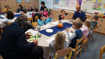 Kobariški otroci uživali v tradicionalnem zajtrku