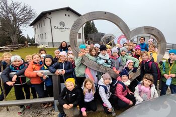 Mladi planinci na Ribniški koči