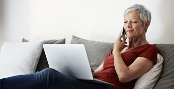 Starejši pletejo socialno mrežo z računalniško pismenostjo