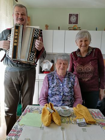 Članice skupine Iskrice obdarile člane Društva upokojencev Polzela