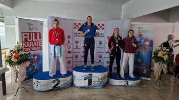 Polzelske karateistke blestele v tujini