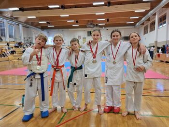 Mladi karateisti Karate kluba Polzela uspešni na turnirju "Kozjanski zmaj open 2025"
