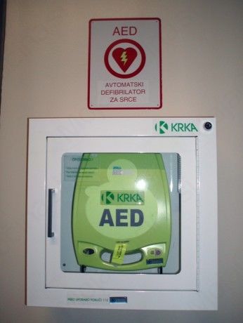 Prikaz temeljnega postopka oživljanja in uporabe defibrilatorja