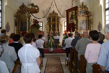 Nadškof Anton Stres blagoslovil obnovljene oltarje in nove klopi