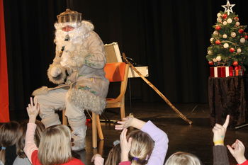 Dedek Mraz je tudi letos razveselil otroke 