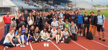 Dekleta atletske ekipe Škofijske gimnazije Vipava v družbi najboljših