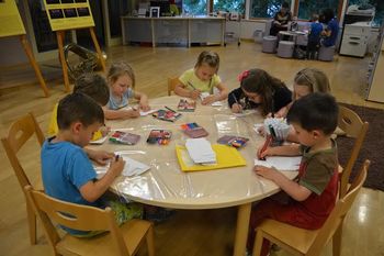 Majska pravljična urica v Občinski knjižnici Prebold