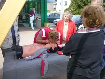 PONESREČENIM JE POTREBNO POMAGATI