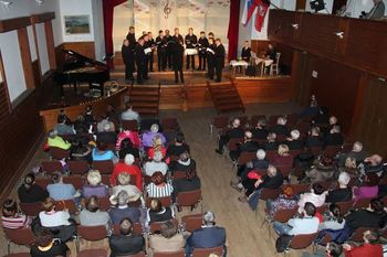 V dvorani Kulturnega doma v Šmartnem pri Litiji je bil v soboto, 27. februarja koncert mešanega pevskega zbora Zvon skupaj z gosti.