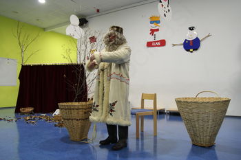 Otroke zaposlenih v vrtcu in šoli Polhov Gradec obiskal Dedek Mraz