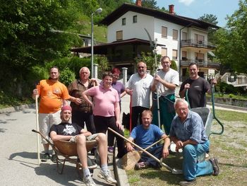 Na Močilah spet urejali okolico 