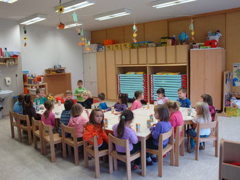 Lep pozdrav iz vrtca, oddelka v šoli Dobrova