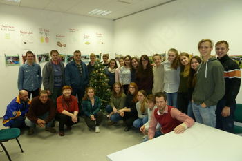 PRAZNIČNO SREČANJE NOVOMEŠKIH GIMNAZIJCEV IN UPORABNIKOV RAZDELILNICE RDEČEGA KRIŽA