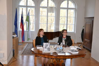 Karla Oder, Mati fabrika, mesto in dom