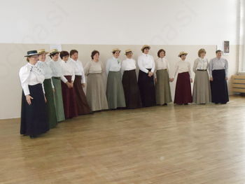 MEDGENERACIJSKO POVEZOVANJE IN UŽIVANJE V LJUDSKEM PLESU MEDGENERACIJSKO POVEZOVANJE IN UŽIVANJE V LJUDSKEM PLESU