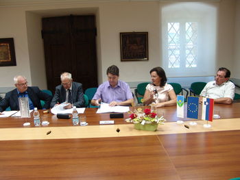 Podpis pogodbe za izvedbo gradbenih in obrtniških del na vodnjakih v Vrtojbi v okviru Projekta LivingFountains