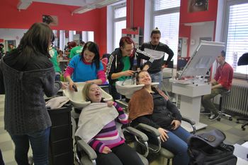 UČENCI OŠ ANE GALE SEVNICA SPOZNAVALI POKLIC FRIZERJA IN GOZDARJA