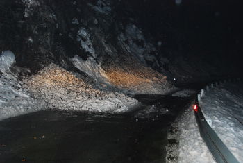 Snežni plaz zasul cesto med Logom in Belico