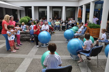 Mladi in stari bobnali po žogah Mladi in stari bobnali po žogah
