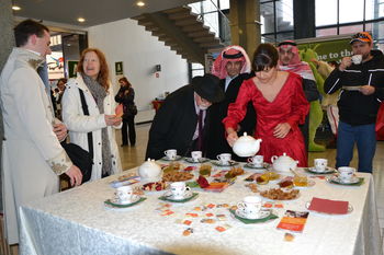 Obiskovalci pokušali čaj z grofom Blagajem Obiskovalci pokušali čaj z grofom Blagajem