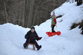 Spust s sanmi v dolino Male vode