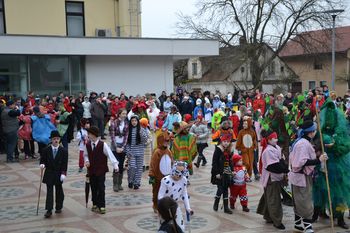 Pust, pust krivih ust