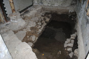  Rustjeva pekarna na temeljih rimskega obzidja