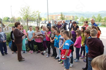 Medgeneracijski mlaj pred štursko šolo Medgeneracijski mlaj pred štursko šolo