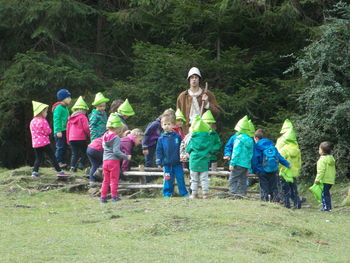  »KDOR VESELE PESMI POJE, GRE PO SVETU LAHKIH NOG… 