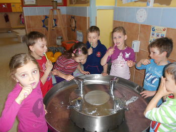 NAŠI BELI ZOBKI, NAŠI BELI ZOBKI SE KAR SAMI SMEJEJO…