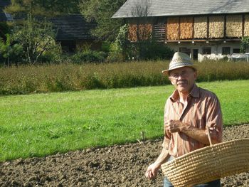 Oton Samec: »V tem krogu narave sem tudi jaz le en domišljavi atomček, saj si domišljam, da mora biti na moji kmetiji vse po mojem!"  