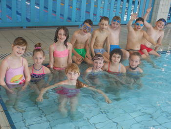 Tretješolci na plavalnem tečaju