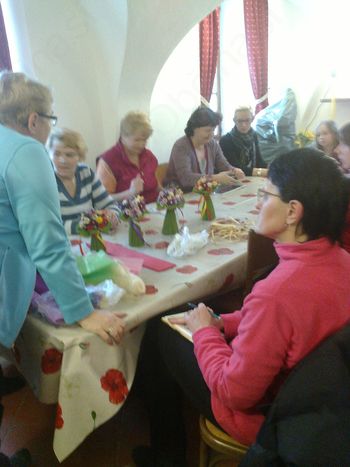 Delavnica izdelovanja rož iz krep papirja