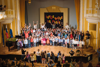 Levček poje in pleše