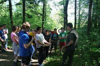 Šestošolci na gozdni učni poti