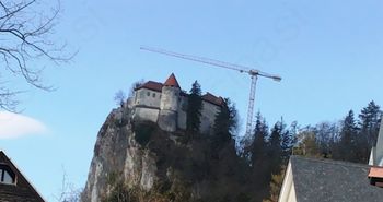 Dela na gradu so se začela, grad normalno odprt