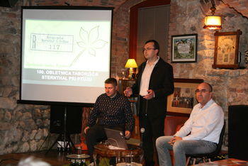 O STERNTHALU V MUZIKAFEJU