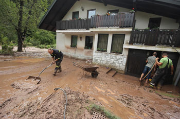 Sinoči je močno neurje zajelo območje Polhovega Gradca in okolice