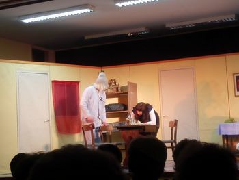 KOMEDIJA GOSPA POSLANČEVA KOMEDIJA GOSPA POSLANČEVA