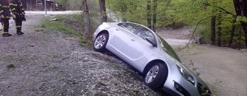 Vozilo zdrsnilo po bregu