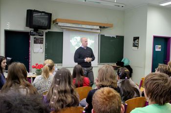Obisk ameriškega diplomata na šoli v Dobravljah Obisk ameriškega diplomata na šoli v Dobravljah