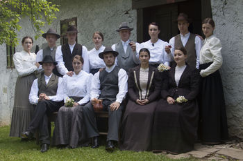 FOLKLORNA SKUPINA BLAŽ JURKO RAZBOR S FOTOGRAFIJO V PRETEKLOST   