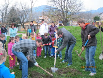 Posadili smo naše drevo Posadili smo naše drevo