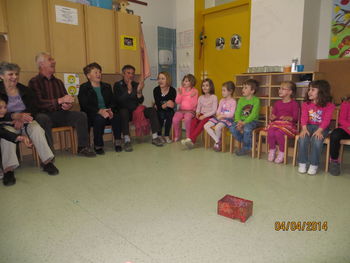 Babice in dedki na obisku pri »Metuljčkih«